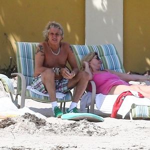 Exclusifl - Rod Stewart et sa femme Penny Lancaster profitent de la plage avec leurs enfants sans la moindre précaution, pendant l'épidémie de coronavirus (Covid-19) à West Palm Beach, le 3 avril 2020.