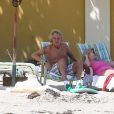Exclusifl - Rod Stewart et sa femme Penny Lancaster profitent de la plage avec leurs enfants sans la moindre précaution, pendant l'épidémie de coronavirus (Covid-19) à West Palm Beach, le 3 avril 2020.