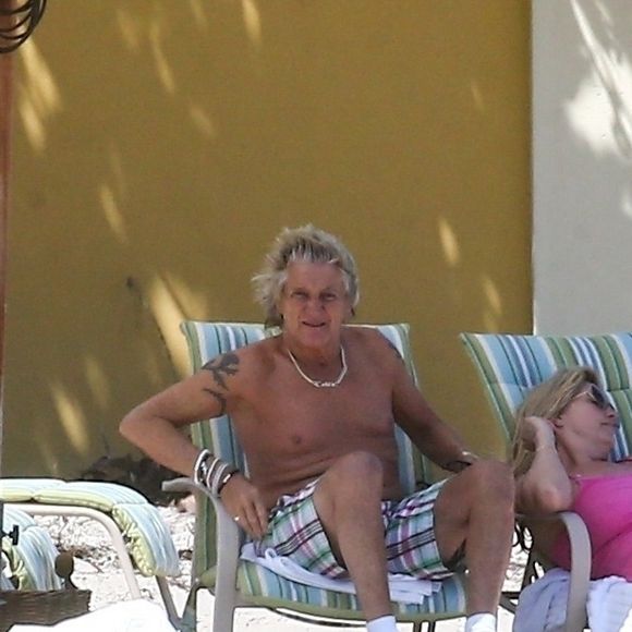Exclusifl - Rod Stewart et sa femme Penny Lancaster profitent de la plage avec leurs enfants sans la moindre précaution, pendant l'épidémie de coronavirus (Covid-19) à West Palm Beach, le 3 avril 2020.