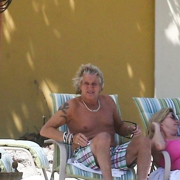 Exclusifl - Rod Stewart et sa femme Penny Lancaster profitent de la plage avec leurs enfants sans la moindre précaution, pendant l'épidémie de coronavirus (Covid-19) à West Palm Beach, le 3 avril 2020.