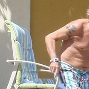 Exclusifl - Rod Stewart et sa femme Penny Lancaster profitent de la plage avec leurs enfants sans la moindre précaution, pendant l'épidémie de coronavirus (Covid-19) à West Palm Beach, le 3 avril 2020.