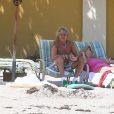 Exclusifl - Rod Stewart et sa femme Penny Lancaster profitent de la plage avec leurs enfants sans la moindre précaution, pendant l'épidémie de coronavirus (Covid-19) à West Palm Beach, le 3 avril 2020.