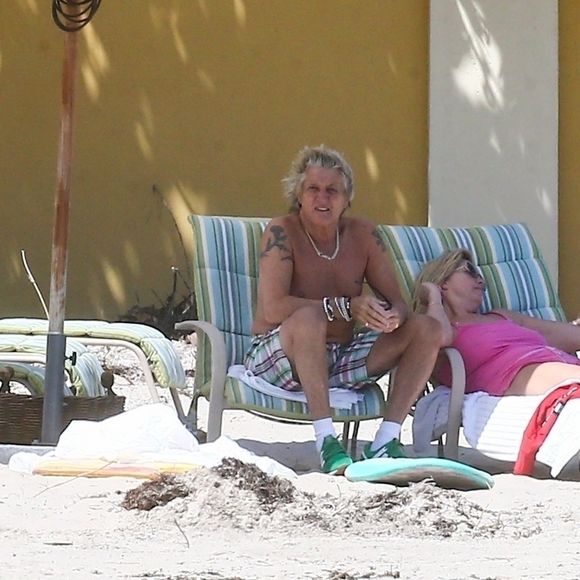 Exclusifl - Rod Stewart et sa femme Penny Lancaster profitent de la plage avec leurs enfants sans la moindre précaution, pendant l'épidémie de coronavirus (Covid-19) à West Palm Beach, le 3 avril 2020.