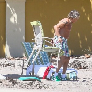 Exclusifl - Rod Stewart et sa femme Penny Lancaster profitent de la plage avec leurs enfants sans la moindre précaution, pendant l'épidémie de coronavirus (Covid-19) à West Palm Beach, le 3 avril 2020.