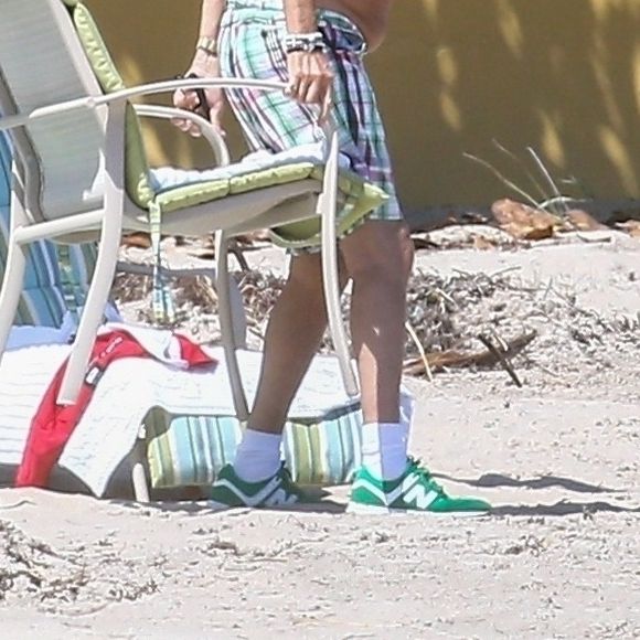 Exclusifl - Rod Stewart et sa femme Penny Lancaster profitent de la plage avec leurs enfants sans la moindre précaution, pendant l'épidémie de coronavirus (Covid-19) à West Palm Beach, le 3 avril 2020.