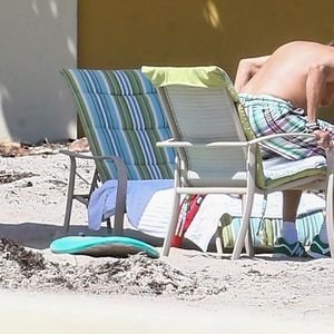 Exclusifl - Rod Stewart et sa femme Penny Lancaster profitent de la plage avec leurs enfants sans la moindre précaution, pendant l'épidémie de coronavirus (Covid-19) à West Palm Beach, le 3 avril 2020.