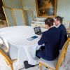 La princesse Victoria de Suède et le prince Daniel le 3 avril 2020 lors d'une visioconférence avec les employés de la société de technologie médicale Getinge, depuis la salle à manger bleue du palais Haga, leur résidence à Solna, au nord de Stockholm.