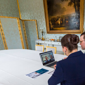 La princesse Victoria de Suède et le prince Daniel le 3 avril 2020 lors d'une visioconférence avec les employés de la société de technologie médicale Getinge, depuis la salle à manger bleue du palais Haga, leur résidence à Solna, au nord de Stockholm.