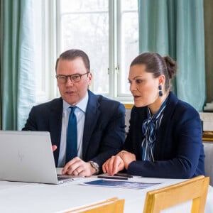 La princesse Victoria de Suède et le prince Daniel le 3 avril 2020 lors d'une visioconférence avec les employés de la société de technologie médicale Getinge, depuis la salle à manger bleue du palais Haga, leur résidence à Solna, au nord de Stockholm.