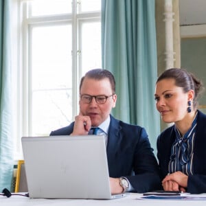 La princesse Victoria de Suède et le prince Daniel le 3 avril 2020 lors d'une visioconférence avec les employés de la société de technologie médicale Getinge, depuis la salle à manger bleue du palais Haga, leur résidence à Solna, au nord de Stockholm.