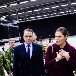 La princesse Victoria de Suède et le prince Daniel visitent l'hôpital de campagne installé au parc des expositions de Stockholm lors de l'épidémie de coronavirus (COVID-19) le 26 mars 2020.