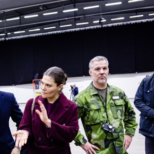 La princesse Victoria de Suède et le prince Daniel visitent l'hôpital de campagne installé au parc des expositions de Stockholm lors de l'épidémie de coronavirus (COVID-19) le 26 mars 2020.
