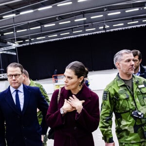 La princesse Victoria de Suède et le prince Daniel visitent l'hôpital de campagne installé au parc des expositions de Stockholm lors de l'épidémie de coronavirus (COVID-19) le 26 mars 2020.