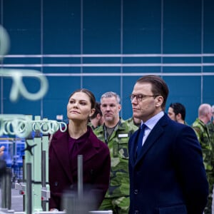 La princesse Victoria de Suède et le prince Daniel visitent l'hôpital de campagne installé au parc des expositions de Stockholm lors de l'épidémie de coronavirus (COVID-19) le 26 mars 2020.