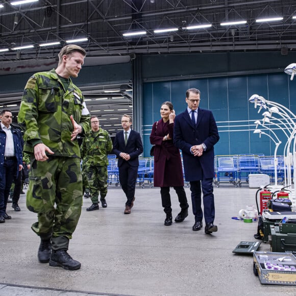 La princesse Victoria de Suède et le prince Daniel visitent l'hôpital de campagne installé au parc des expositions de Stockholm lors de l'épidémie de coronavirus (COVID-19) le 26 mars 2020.