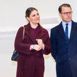 La princesse Victoria de Suède et le prince Daniel visitent l'hôpital de campagne installé au parc des expositions de Stockholm lors de l'épidémie de coronavirus (COVID-19) le 26 mars 2020.