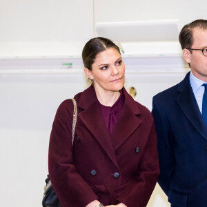 La princesse Victoria de Suède et le prince Daniel visitent l'hôpital de campagne installé au parc des expositions de Stockholm lors de l'épidémie de coronavirus (COVID-19) le 26 mars 2020.