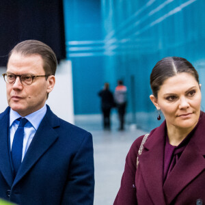 La princesse Victoria de Suède et le prince Daniel visitent l'hôpital de campagne installé au parc des expositions de Stockholm lors de l'épidémie de coronavirus (COVID-19) le 26 mars 2020.