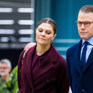 La princesse Victoria de Suède et le prince Daniel visitent l'hôpital de campagne installé au parc des expositions de Stockholm lors de l'épidémie de coronavirus (COVID-19) le 26 mars 2020.