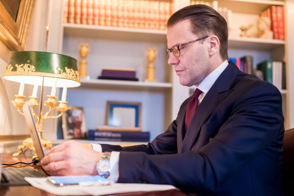 Le prince Daniel de Suède travaille depuis son bureau dans la bibliothèque du palais Haga au nord de Stockholm pendant la pandémie de coronavirus (Covid-19), le 20 mars 2020.