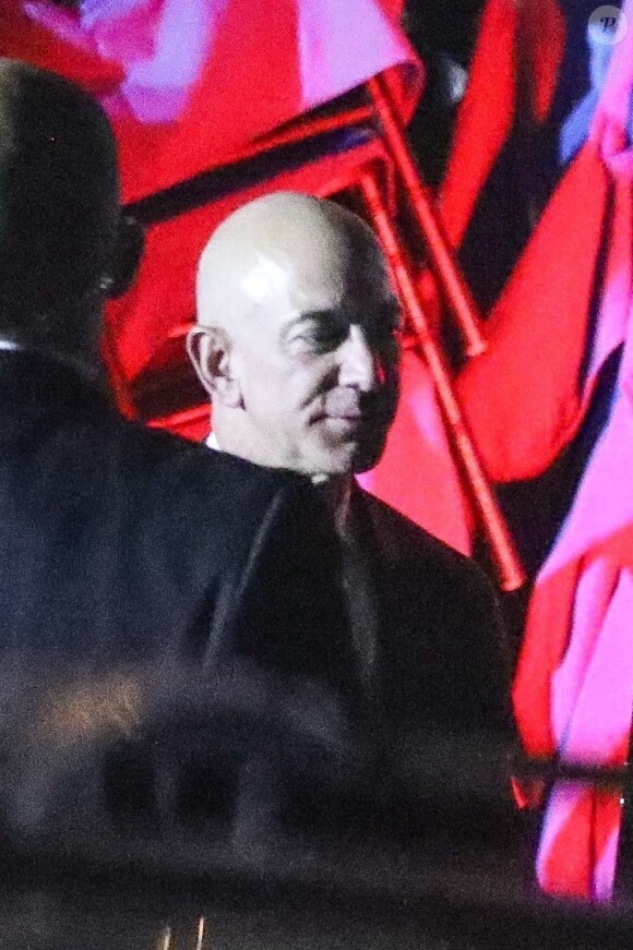 Exclusif - Jeff Bezos (Amazon CEO) entouré de ses gardes du corps à la sortie du restaurant Mr. Chow à Beverly Hills. Le 22 février 2019