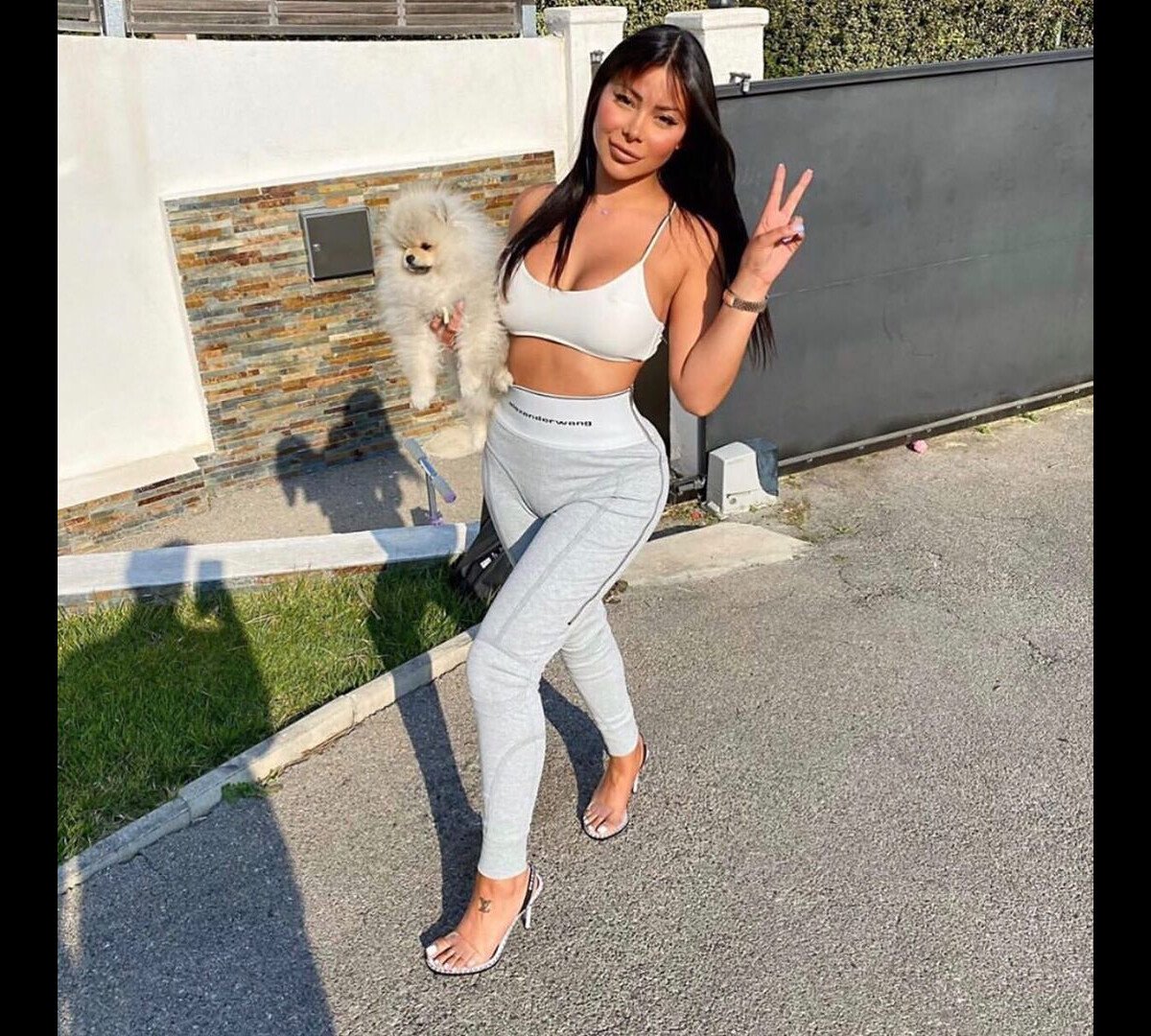 Photo : Maeva Ghennam avec son chien Hermès, le 3 avril 2020, sur Instagram  - Purepeople