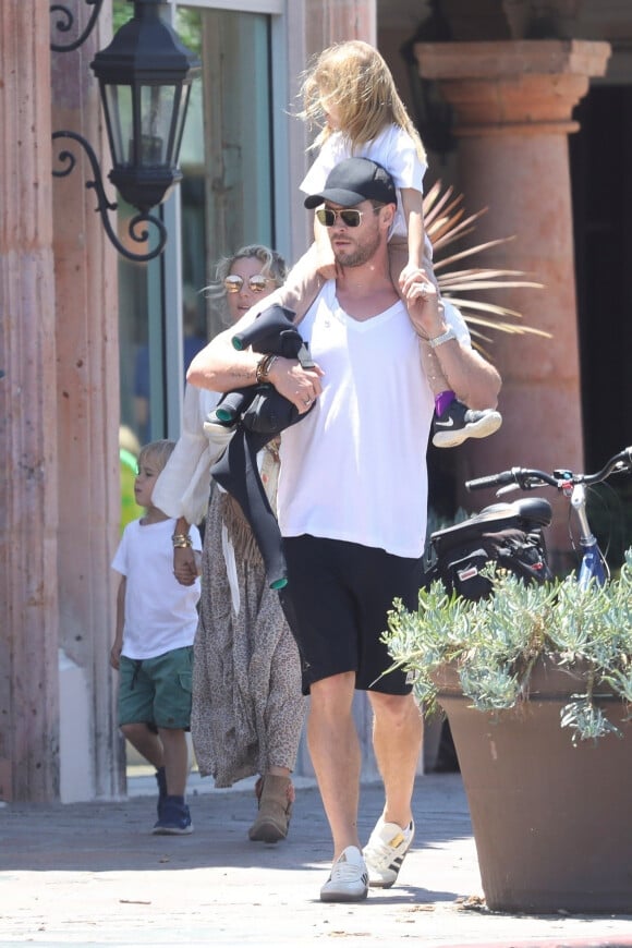 Exclusif - Chris Hemsworth et sa femme Elsa Pataky sont allés déjeuner en famille au restaurant Ollo à Malibu, Los Angeles.