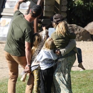 Chris Hemsworth et sa femme Elsa Pataky se baladent avec leurs enfants India, Sasha et Tristan Hemsworth à The Farm à Byron Bay en Australie. Chris profite d'une belle journée en famille le jour de son anniversaire (36 ans). Le 11 août 2019