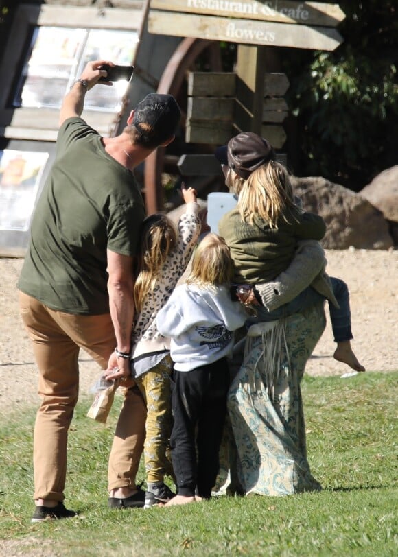 Chris Hemsworth et sa femme Elsa Pataky se baladent avec leurs enfants India, Sasha et Tristan Hemsworth à The Farm à Byron Bay en Australie. Chris profite d'une belle journée en famille le jour de son anniversaire (36 ans). Le 11 août 2019