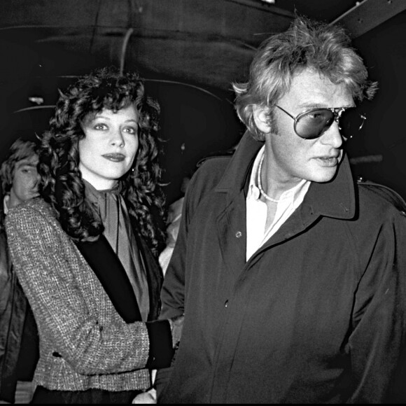 Johnny Hallyday et Babeth Etienne en décembre 1980, un an avant leur mariage éclair.