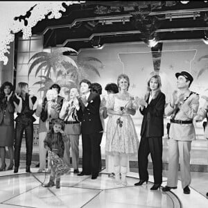 Les gendarmettes avec Louis de Funès en Cruchot et Michel Galabru en Gerber sur le plateau de l'émission Champs Elysées de Michel Drucker, en octobre 1982.