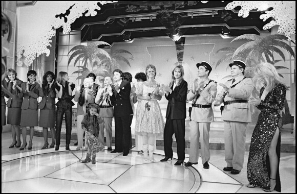 Les gendarmettes avec Louis de Funès en Cruchot et Michel Galabru en Gerber sur le plateau de l'émission Champs Elysées de Michel Drucker, en octobre 1982.