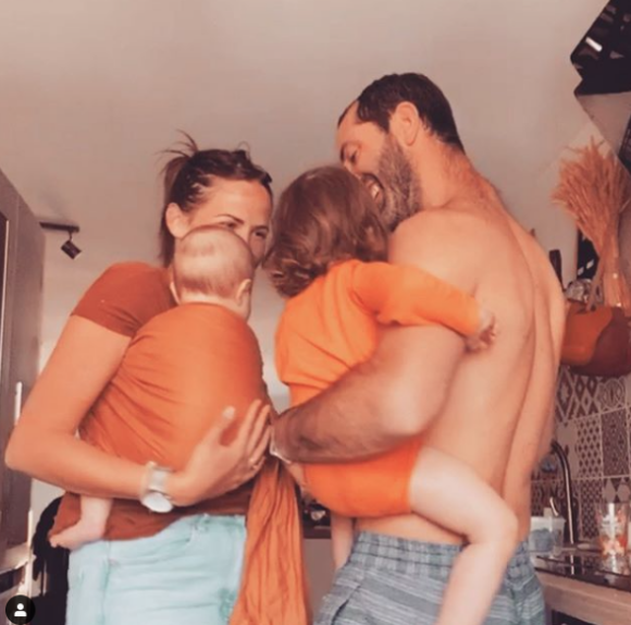 Tiffany et Justin ("Mariés au premier regard") confinés avec leur filles Romy (1 an) et Zélie (4 mois). Photos postés sur Instagram en avril 2020.