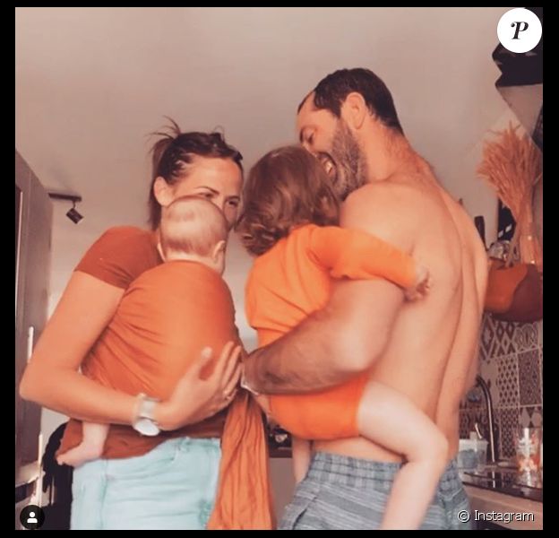 Tiffany et Justin ("Mariés au premier regard") confinés avec leur filles Romy (1 an) et Zélie (4 mois). Photos postés sur Instagram en avril 2020.