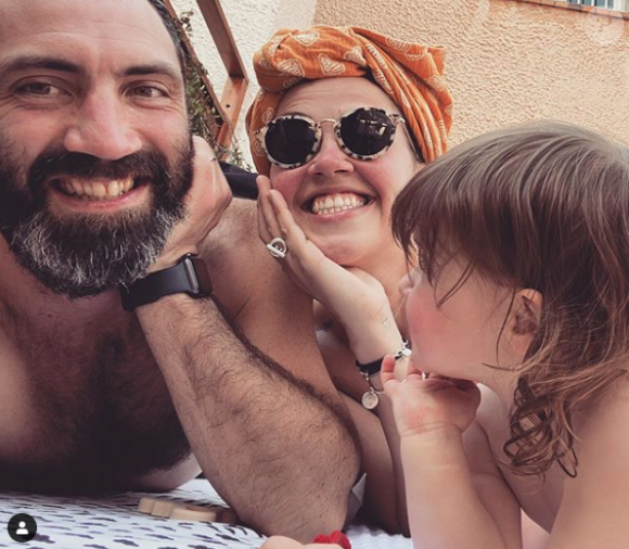 Tiffany et Justin ("Mariés au premier regard") confinés avec leur filles Romy (1 an) et Zélie (4 mois). Photos postés sur Instagram en avril 2020.