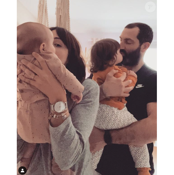 Tiffany et Justin ("Mariés au premier regard") confinés avec leur filles Romy (1 an) et Zélie (4 mois). Photos postés sur Instagram en avril 2020.