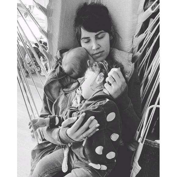Tiffany et Justin ("Mariés au premier regard") confinés avec leur filles Romy (1 an) et Zélie (4 mois). Photos postés sur Instagram en avril 2020.