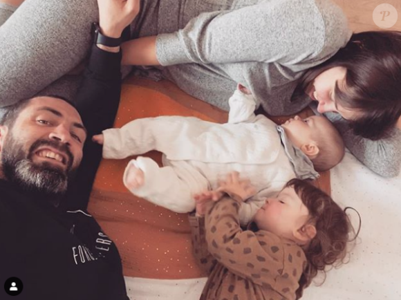 Tiffany et Justin ("Mariés au premier regard") confinés avec leur filles Romy (1 an) et Zélie (4 mois). Photos postés sur Instagram en avril 2020.