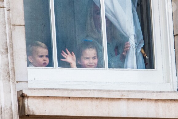 La princesse Charlotte de Cambridge et le prince Louis de Cambridge à la fenêtre du palais de Buckingham lors de la parade Trooping the Colour 2019, célébrant le 93ème anniversaire de la reine Elisabeth II, Londres, le 8 juin 2019.