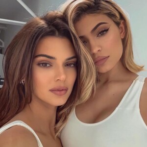 Kylie Jenner avec sa soeur Kylie le 22 mars 2020.