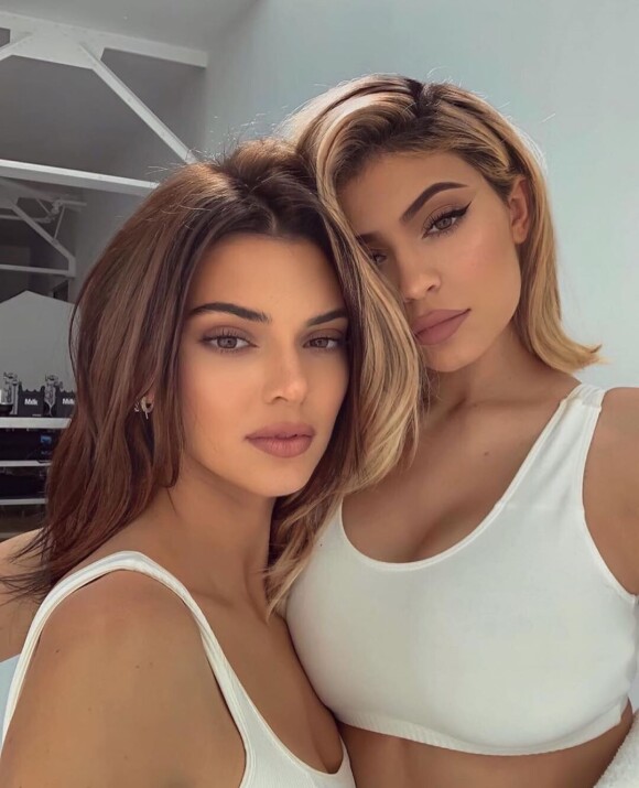 Kylie Jenner avec sa soeur Kylie le 22 mars 2020.