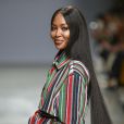 Naomi Campbell défile pour Kenneth Ize collection prêt-à-porter Automne-Hiver 2020/2021 à Paris le 25 février 2020.