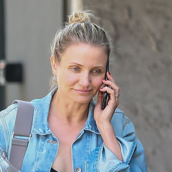 Exclusif - Cameron Diaz discute au téléphone dans le quartier de Beverly Hills avant de se rendre à son rendez-vous chez le chiropracteur à Los Angeles, le 4 juin 2019