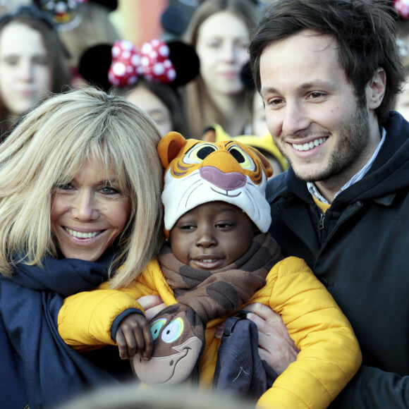La Première Dame Brigitte Macron, présidente de la Fondation Hôpitaux de Paris – Hôpitaux de France, Vianney (Vianney Bureau) Disneyland Paris a accueilli 300 enfants hospitalisés avec la Fondation Hôpitaux de Paris – Hôpitaux de France pour une journée inoubliable en compagnie de la Première Dame et présidente de la Fondation Hôpitaux de Paris – Hôpitaux de France, le parrain de l'Opération Pièces Jaunes 2020, la présidente de Disneyland Paris et d'autre personnalités à Marne-la-Vallée, France, le 29 janvier 2020. © Dominique Jacovides/Bestimage