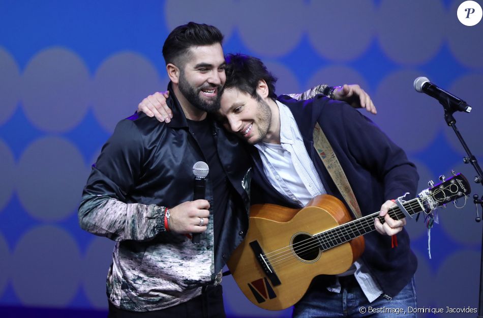 Kendji Girac et Vianney (Vianney Bureau) Disneyland Paris a accueilli 300 enfants hospitalisés ...