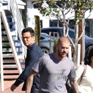 Matt Pokora et sa compagne Christina Milian se baladent avec leur fils Isaiah dans le quartier de West Hollywood à Los Angeles. La petite famille est allée déjeuner chez Fred Segal. Le 11 février 2020.