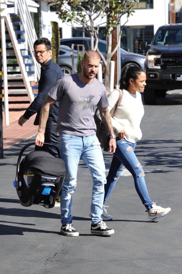 Matt Pokora et sa compagne Christina Milian se baladent avec leur fils Isaiah dans le quartier de West Hollywood à Los Angeles. La petite famille est allée déjeuner chez Fred Segal. Le 11 février 2020.