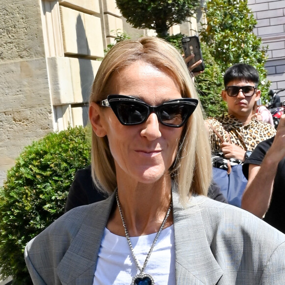 Celine Dion fait un passage dans une boutique Repetto à Paris pendant la fashion week Haute-Couture automne-hiver 2019/2020 le 3 juillet 2019. Elle porte le collier du coeur de l'océan, du film Titanic.