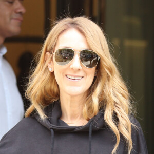 Céline Dion quitte son hôtel le Royal Monceau et et se rend à l'AccorHotels Arena pour y donner un concert à Paris le 8 juillet 2016. La diva de la pop rend hommage au film Titanic (1997) de James Cameron dans lequel elle a prêté sa voix avec la célébre chanson "My Heart Will Go On" en portant un sweat-shirt agrémenté des tourtereaux Rose et Jack.