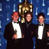 Céline Dion pose avec Will Jennings et James Horner à la 70e cérémonie des Oscars en 1998 à Los Angeles
